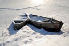 до весны... / лодки, вмерзшие в лед