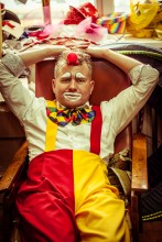 #Цирк / Клоун в гримерке