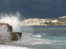 Бодрое утро на Мальте / В Заливе Святого Павла на острове Мальта море освежает и бодрит в утренние часы (на пляже Дольмен в Буджиббе)
