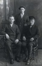 Из бабушкиного фотоальбома. Три товарища / Артём Соколов с друзьями. 1914г.