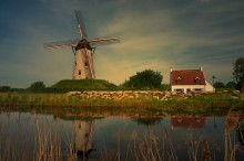 A Flemish windmill. / A typical windmill of Flanders.