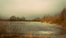февральская оттепель / раннее утро на озере.испытание на прочность льда