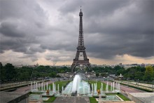 Главная парижанка / Так называют Эйфелеву башню в Париже. На переднем плане самый большой фонтан Парижа в парковом комплексе Тракадеро