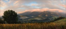 / В ожидании солнца / / Закарпатье, Боржавский хребет.
Август прошлого года.
Первые лучи солнца осветили вершины гор Гембы и Магуры.