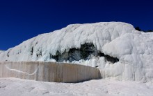 «Хлопковый замок» / Памуккале́ (тур. Pamukkale, в пер. — «хлопковый замок») Вода, стекающая со склонов горы, образует систему причудливых водоёмов с известняковыми стенами (травертинами). Ослепительно белые террасы (травертиновые образования) возникли на склоне горы в результате отложения солей из насыщенных кальцием источников. Эти места используются как курортная местность с античных времен