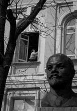 Тоска по СССР / г. Витебск. Прогуливаясь в поисках кадра заметил женщину которая моет окна в здании ещё советских времён, на удач товарищ Ленин оказался рядам. Так и родился этот снимок.