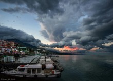 Черноморский мираж / При длительном просмотре  - из моря могут выглянуть - русалка ...или
батька Черномор