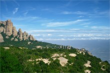 Montserrat / Montserrat - гора, имеющая причудливые очертания, в 50 км от Барселоны на полпути до Пиренеев.

Высота горы 1236 метров, протяженность 10 км, а ширина 5 км.

Гора столь необычна, что вызывает и восторг, и трепет. Огромные лысые скалы, образующие гору, возвышаются словно идолы. Узкие каналы напоминают причудливые узоры, а мрачные пещеры придают всему облику Монсеррат особую таинственность. В ясную погоду вершина видна издалека, а в облачную она скрывается в тумане, и кажется что облака цепляются за камни. Очаровывающая красота горы с ее многочисленными каменными вершинами служила источником вдохновения для многих художников, музыкантов и поэтов.

С горой связаны многочисленные легенды. Одна из них рассказывает, что однажды на гору спустились ангелы, но им стало скучно от окружающего ландшафта, и они распилили гору пополам и украсили ее разнообразными фигурами. С тех пор гору прозвали Монсеррат, что означает распиленная гора. А причудливым каменным образованиям жители дали такие имена, как Божий перст, Лик Св. Девы, Голова слона, Верблюд.

© Википедия