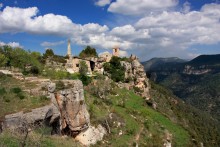 На склонах Сиураны / Сиурана-старинный городок в горах Каталонии с изумительными пейзажами