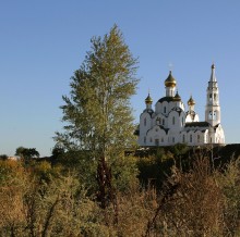 Церковь Троицы Живоначальной / Подлинным украшением Свято-Иверского монастыря должен стать пятипрестольный храм во имя Честной Живоначальной Троицы, чьи стены уже высоко поднялись.Обширный четырехстолпный пятикупольный трехапсидный храм с пониженными центральными компартиментами основного объема, с шатровой колокольней над притвором. Внешне окончен, идет внутренняя отделка. Предполагается устройство в храме пяти престолов.