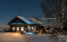 Зимняя деревня / Морозная ночь в глухой деревне , на улице -30 , звезды на небе яркие , только люди не спят и берёзка склонилась над домом и протянула ветку как рука над крышей .