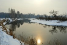 Солнце отразилось / В воздухе сильная дымка, а в небе легкая сплошная пелена ровных облаков