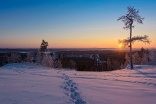 Следы на снегу / Утро на вершине