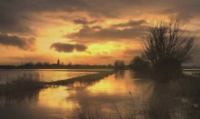 Sunset over the flood. / Photo taken in Stavele(Flanders).
