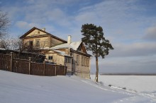 Остров-град Свияжск / В 30 километрах от Казани, в устье быстрой полноводной речки Свияги, расположился чудо-остров, остров-град Свияжск.