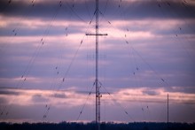 Музыка сфер / Порой и промышленный объект - передающая средневолновая антенна-мачта высотой 217 метров типа АРРТ (с регулируемым распределением тока), может выглядеть поэтично
