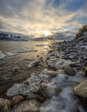 Ледяной прилив. / Берег острова в шхерах Ладожского озера, Карелия.