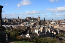 Эдинбург. / Эдинбург расположен на южном побережье залива Ферт-оф-Форт (Северное море) в восточной части Шотландии и является самым посещаемым туристами городом на Британских островах после Лондона. Историческая часть Эдинбурга – Старый и Новый город - занесены в 1995 году ЮНЕСКО в Перечень объектов Всемирного наследия. 2006г.
