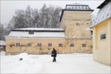 Про мужика / Вышел погулять сегодня возле дома. Красота, снег валит хлопьями... Достал телефон чтобы пофоткать, а тут мужик навстречу: - Кому посылать будешь? - ? Х-мм, а что, военный объект это? - Американцам только не посылай, а то они по этим координатам как запустят ракету. - ... Еще год назад, подумал бы, что мужик сумасшедший, а сегодня норма... Как быстро мы привыкаем жить в сумасшедшем доме.