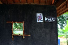 Пятница в туалете / во Вьетнаме скромно и оригинально используют просто картинки из колоды карт=Дама-женский, Король-мужской туалеты:)