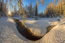 Ручей в снегу. / Ленинградская область.