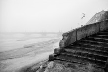 &nbsp; / Петербург, Дворцовая набережная, вид на Троицкий мост, туман.