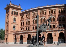 Plaza de Toros de Las Ventas. / Мадридская арена для корриды называется Plaza de Toros de Las Ventas, в нее вмещается 23798 зрителей, что делает ее самой крупной ареной в Испании и третьей по вместительности в мире. Диаметр круга арены — 61,5 метров, и по этому показателю Лас Вентас тоже не подкачала — вторая в мире, после арены в испанской же Ронде, ширина круга которой 66 метров. Арена, к слову, очень красивая, вся в арках и изразцах. Построена она была в 1922-1929 годах взамен старой арены, которая находилась гораздо ближе к центру города, но была меньше по размерам.