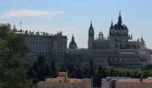 Palacio Real de Madrid. / Мадридский Королевский дворец по праву носит звание одной из красивейших монарших резиденций Европы.На берегу Мансанарес со времен средневековья стояли крепости испанских правителей. В страшном пожаре 1734 года здесь сгорел замок Алькасар. После этого события Филлип V Габсбург решил выстроить новую резиденцию, подобную Версальскому дворцу. Архитекторы сменяли друг друга: первый проект создал итальянец Филиппо Юварро, затем к работе приступил Джованни Баттиста Сакетти.Королевский дворец и неоготический храм составляют единый и гармоничный архитектурный ансамбль.[img]http://img-2.photosight.ru/545/5849165_large.jpg[/img]Королевский дворец в Мадриде (Palacio Real de Madrid) нередко сравнивают с парижским Версалем. Общая площадь огромного здания, которое громадой высится над берегом реки Мансанарес, составляет 135000 м&#178;. С западной стороны дворцового комплекса простираются обширные сады – живописные Кампо дель Моро. Напротив Паласьо Реаль поднимаются серо-голубые фасады и величавые купола собора Альмундена.