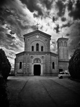 Церковь в Италии / находится в маленькой деревне