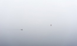 Буй / В принципе, на озере обычно лодки с горами на заднем плане, но... в то утро только утки на переднем плане... http://photoexpedition.eu