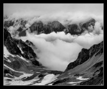 Горный пейзаж с облаками... / центральный кавказкий хребет, почти на границе с Грузией