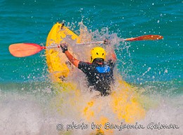 jump kayak through wave / спортсмена хочет преодолеть волну, чтобы выйти в открытое море