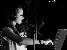 Тишина в студии!Запись. / Молодая девушка солирует на скрипке.