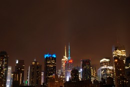 бя / ночной нью-йорк, белый свет на зданиях - это свет от экранов на таймссквер