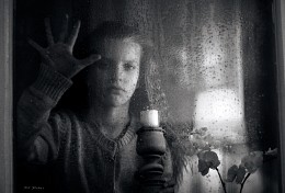 Я одна в пустоте окна... / За окном тихо шепчет дождь,
Умывая слезами траву...
Я одна в пустоте окна,
Хоть зови, хоть кричи, хоть молчи...
(Минерва)