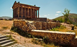 Гарни / Гарни - архитектурный комплекс античной эпохи ( IV в. до н. э. - III в. н. э.).
Летняя резиденция армянских царей. Был разрушен во время землетрясения
 1679 г. В настоящее время храм реставрирован архитектором Саиняном.
Расположен в 28 км от Еревана.