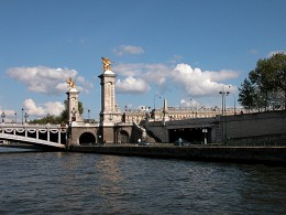 Pont Alexandre III) / Мост Александра III (фр. Pont Alexandre III) — одноарочный мост, перекинутый через Сену в Париже между Домом инвалидов и Елисейскими Полями. Длина моста составляет 160 метров. Чтобы не заслонять панораму Елисейских Полей, высота сооружения не превышает шести метров, что на момент его создания считалосьудивительным достижением.Мост Александра III описывается как самый изящный в Париже.[img]http://rasfokus.ru/upload/comments/a7a395d91671ec8810367f6de0f45615.jpg[/img]Дом Инвалидов в Париже — это комплекс, который включает в себя дом Инвалидов, собор и церковь Св. Людовика. Строительство дома началось по приказу Людовика XIV, он был предназначен для солдат-инвалидов, которые были вынужденны нищенствовать — это было поручено в 1671 году Либерамо Брюану. В 1676 году к дому Инвалидов были добавлены собор и церковь Св. Людовика, архитектором которых стал Ж. Андуена-Мансана.