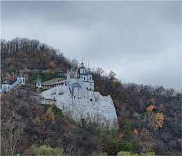 На утесе 2... / Свято́-Успе́нская Святого́рская ла́вра — православный монастырь Украинской Православной Церкви в городе Святогорске Донецкой области. На меловом утесе, словно вырастая из его утробы, возвышается белая Николаевская церковь-памятник...