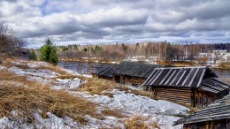 Бани на берегу реки... / Весеннее половодье на реке Кубене...