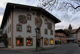 в Oberammergau. / [img]http://rasfokus.ru/upload/comments/5c01f92147b79e8775828295f0b07c16.jpg[/img]Деревня возникла в 9 веке на месте крепости династии Вельфов.Деревня большую известность получила за свои представления Страстей Господних, а также за свой фольклор и расписные домики.[img]http://rasfokus.ru/upload/comments/07d58f8a55d1d038d7d9609b72a8a297.jpg[/img]Народная баварская традиция росписи на домах обязана художнику Францу Цвинку, уроженцу Обераммергау.[img]http://rasfokus.ru/upload/comments/2860378fe60184648c67597a64d305f0.jpg[/img]Церковь Святого Петра и Павла представляет собой освященный храм, выполненный в стиле рококо в 1737-1742 годах. Церковь находится в знаменитой деревне под названием Обераммергау, Бавария, Германия. На сегодняшний день священное здание поражает своей шикарностью, пышностью и уникальностью потолочных и стенных росписей. Большее количество разнообразных фресок являются подлинными работами известного немецкого художника Маттеуса Гюнтера.[img]http://rasfokus.ru/upload/comments/d96e582f2a081cc7df6eca0e87e534f4.jpg[/img]вечером уютно и красиво:)