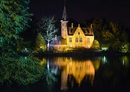 Ночной замок на озере Любви / Замок в парке Minnerwater. Брюгге, Бельгия