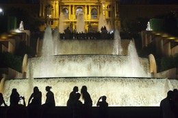 Театр теней / Барселона, силуэты на фоне &quot;поющих&quot; фонтанов