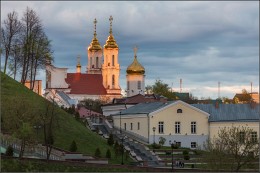 Свет, всё-таки, пришёл / 2. чуть раньше света не было...
[img]http://35photo.ru/photos_series/695/695390.jpg[/img]

Беларусь. Витебск.
Воскресенская церковь (повыше) и Свято-Ольгинская церковь (пониже) Свято-Духова женского монастыря.
На небе тучи весь день, вечер заканчивался и надежды на вечерний свет таяли. Свет пошёл за 5-10 минут до заката.

май 2015