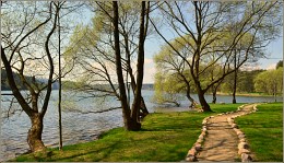 по дорожке вдоль берега / водохранилище &quot;Дрозды&quot;