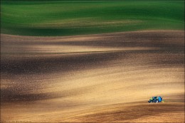 / FIELD RUNNER / / &quot;Трактор мчался по полю, слегка попахивая&quot; © выдержка из сочинения школьника :)

P.S.
Южная Чехия, весна 2015
http://fototour.by/south-moravia/
.