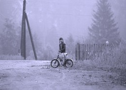 Девочка на фоне тумана / глубинка Подмосковья