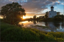 Закат в Боголюбово / Владимирская обл. Село Боголюбово.
Храм Покрова на Нерли.

июнь 2015