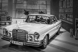 Mercedes-Benz / Машина стоит в Гранд Моле в Варне.