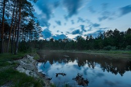 Ночь в Мещере / В необыкновенной, никогда не слыханной тишине зарождается рассвет. Небо на востоке зеленеет. Голубым хрусталем загорается на заре Венера. Это лучшее время суток. Еще всё спит. Спит вода, спят кувшинки, спят, уткнувшись носами в коряги, рыбы, спят птицы, и только совы летают около костра медленно и бесшумно, как комья белого пуха. К. Паустовский.