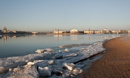 Вид на Город и Неву с пляжа Петропавловской крепости / Весенний пейзаж